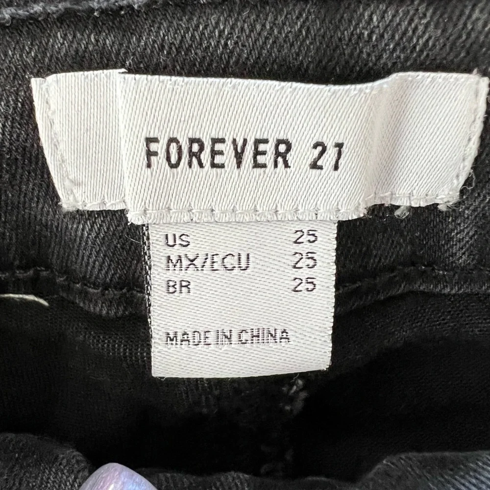 Forever 21 Curvy High-Rise Stretch Cuffed Hem 5-Pocket Black Denim Shorts- 25 - Picture 8 of 9